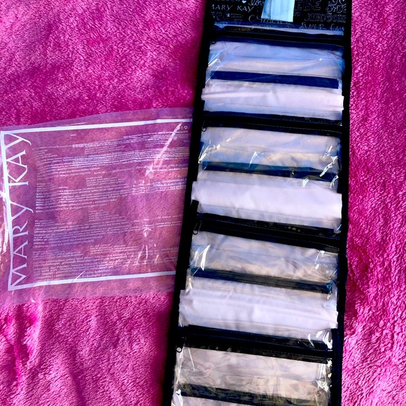 Brand New Mary Kay Travel Roll Up Bag. - Picture 3 of 4